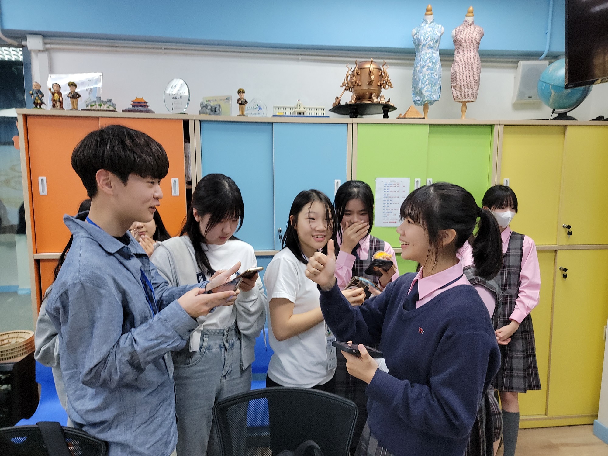 本校學生與韓國高中生愉快地交流