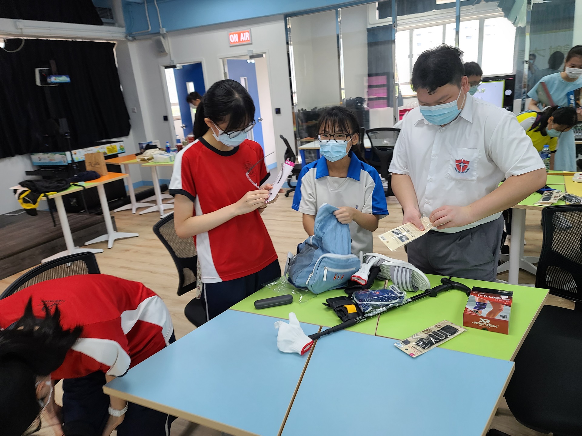 學生帶領友校學生進行長者體驗活動 2