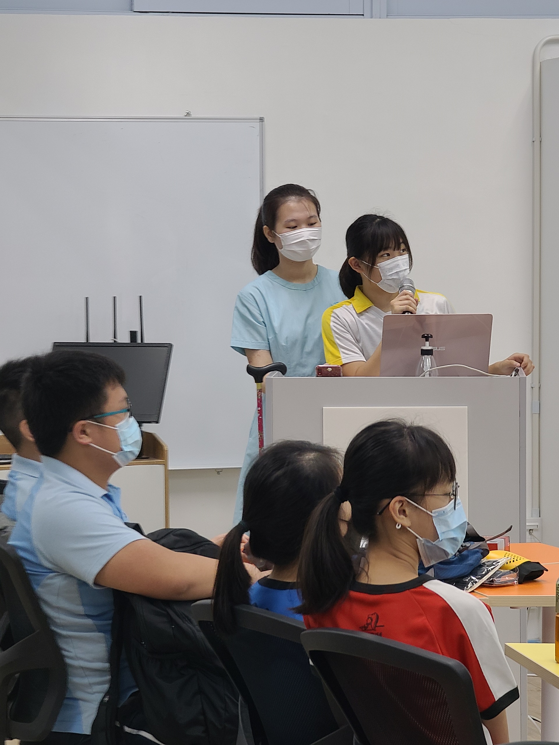 學生帶領友校學生進行長者體驗活動 3