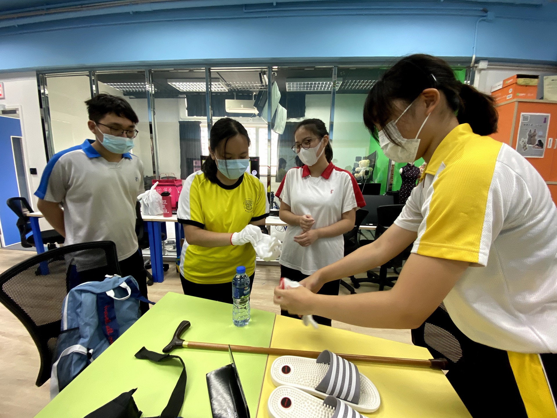 學生帶領友校學生進行長者體驗活動 4