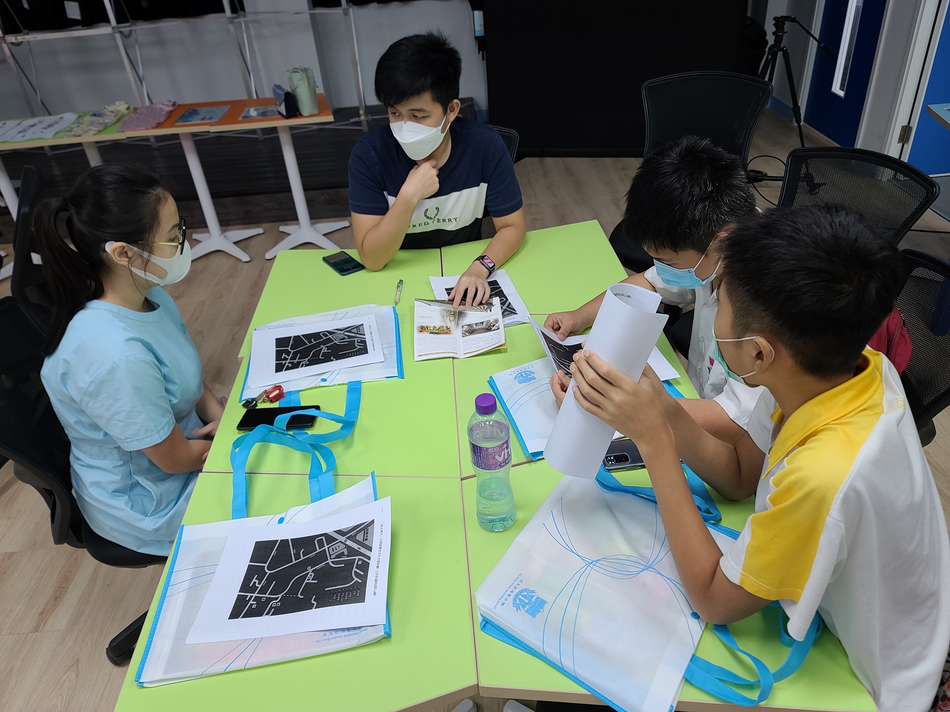 教大學生與培聖同學準備考察
