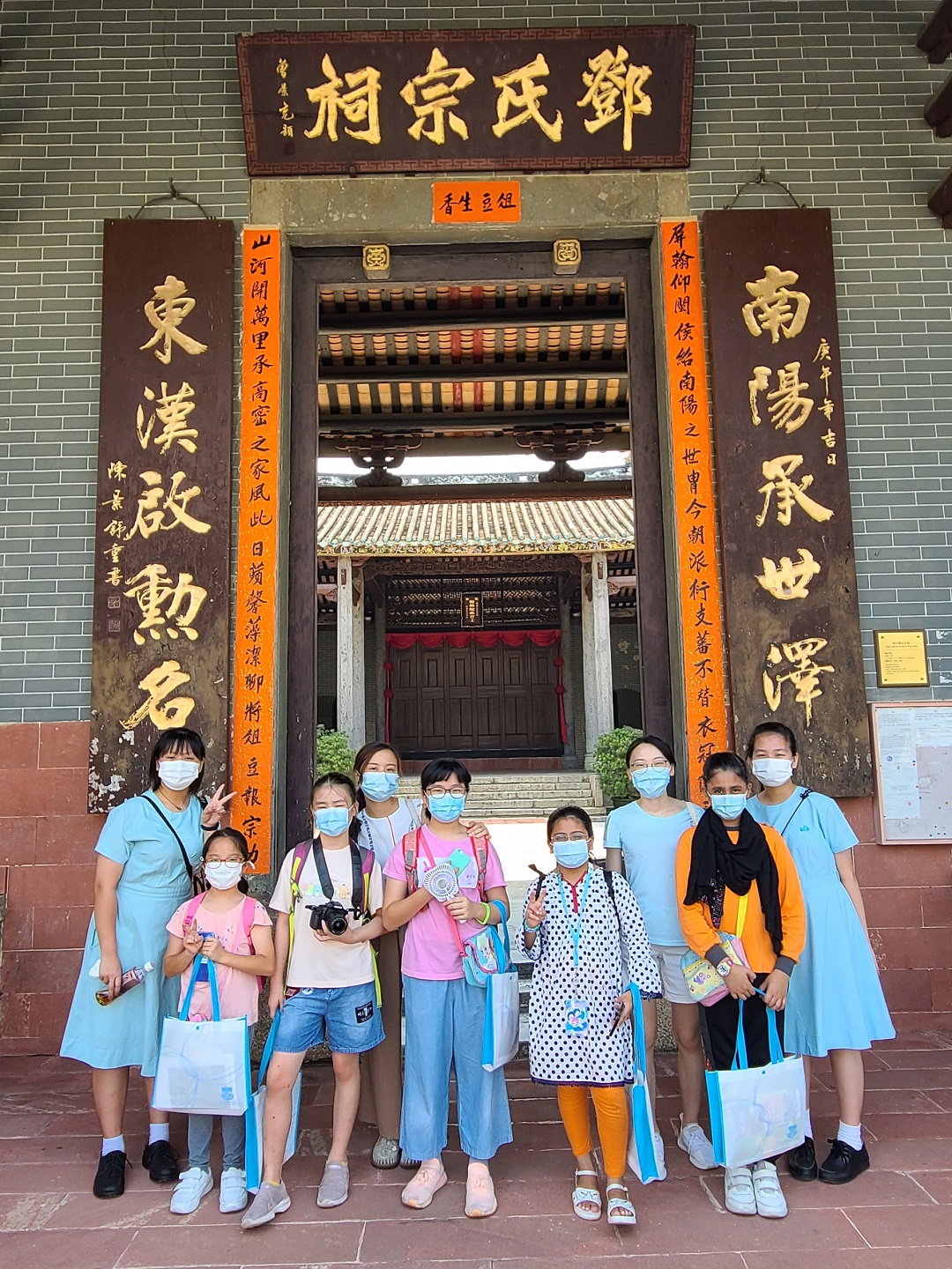 本校學生大使與小學生一同參觀
