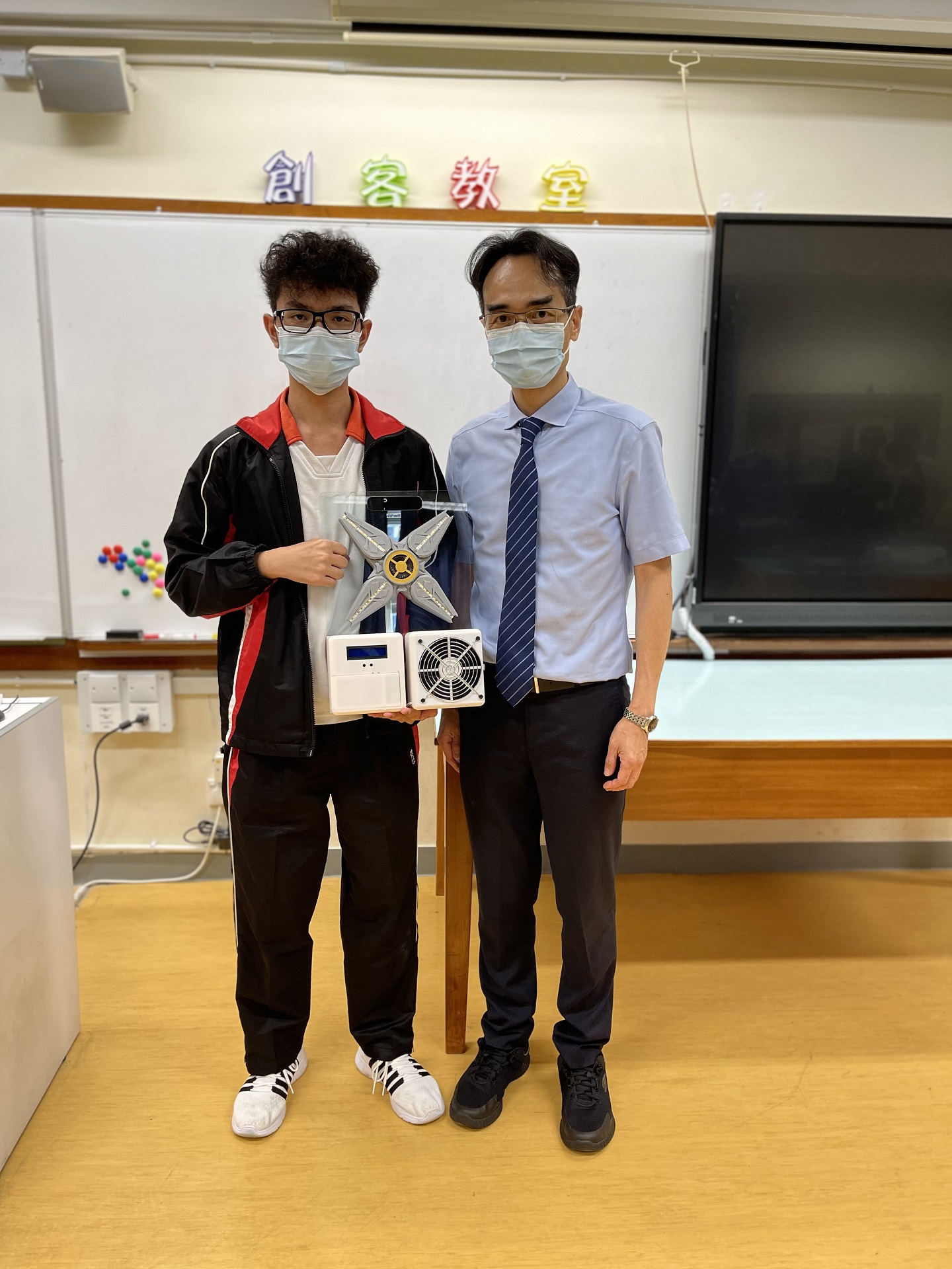 XONOX 殺菌消毒器右起郭富華校長5B施約瑟