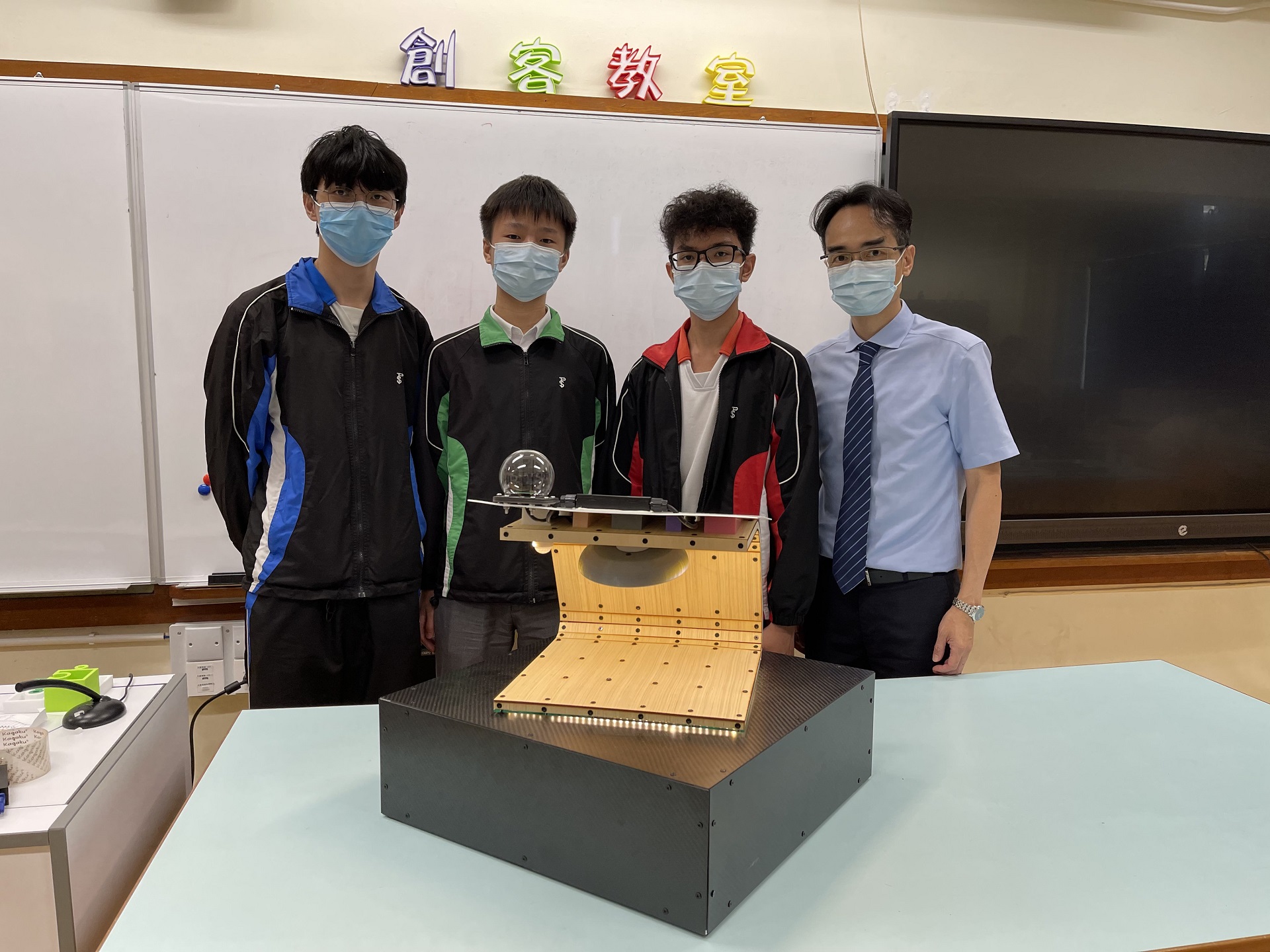 向日葵涼亭右起郭富華校長5B施約瑟4B朱兆邦5B陳冠宇