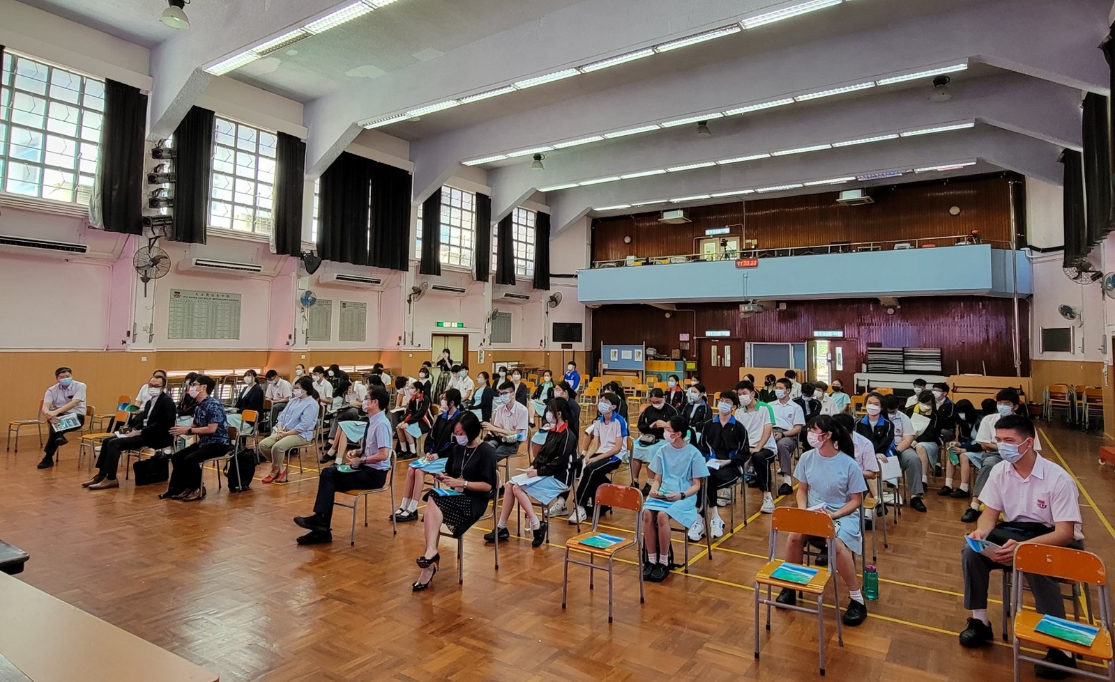 同學們正專心聆聽沖繩縣香港事務所所長新垣寿先生介紹沖繩縣
