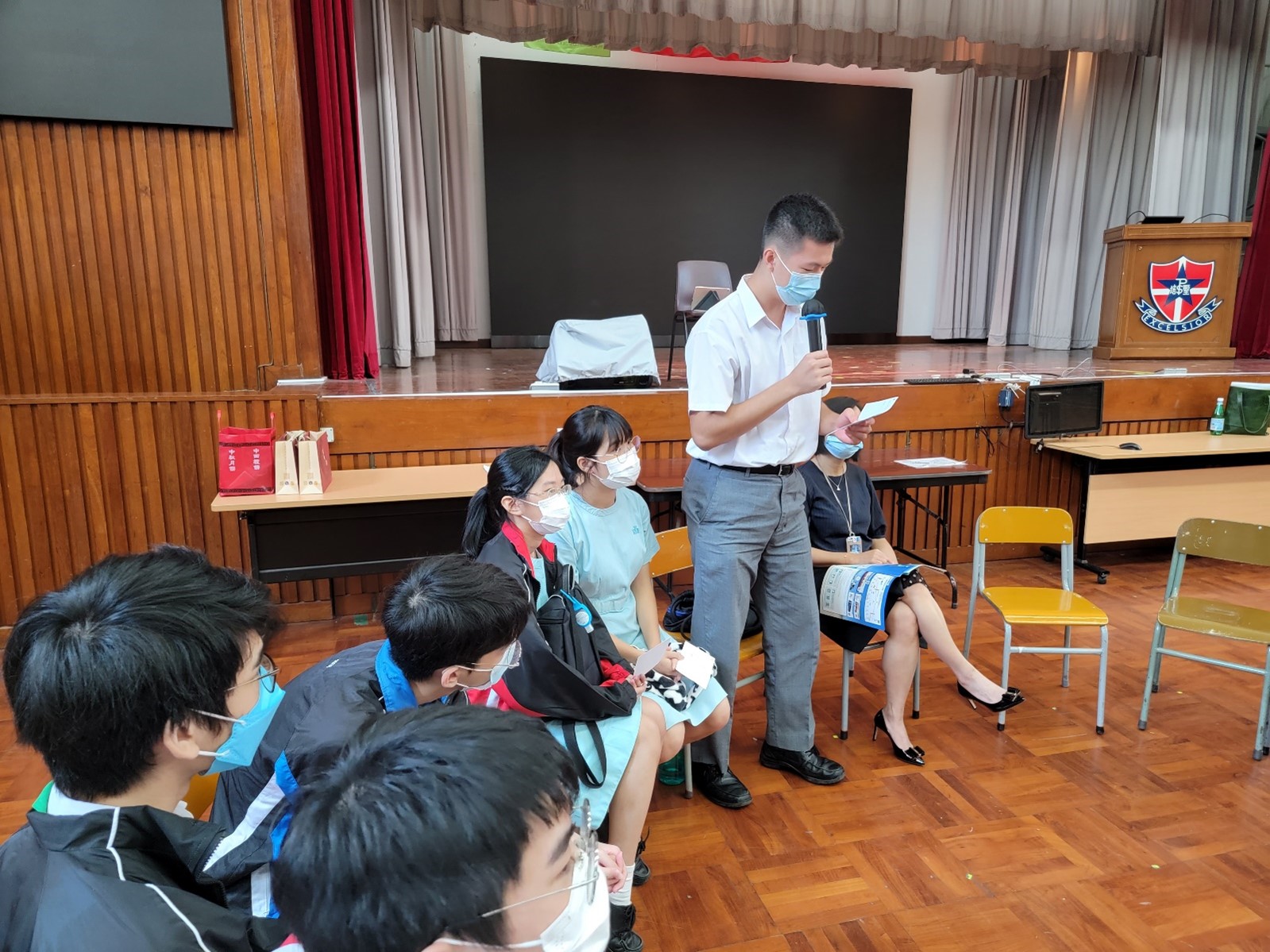 部分修讀日文科的同學以日語與沖繩縣香港事務所所長新垣寿先生進行小組交流1