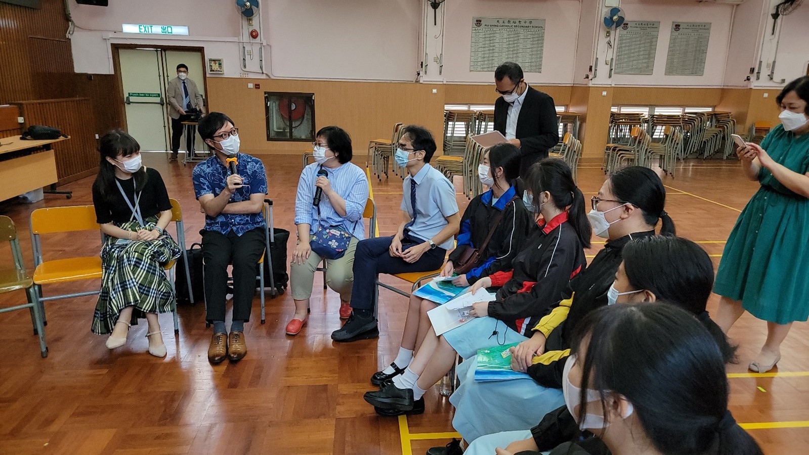 部分修讀日文科的同學以日語與沖繩縣香港事務所所長新垣寿先生進行小組交流2