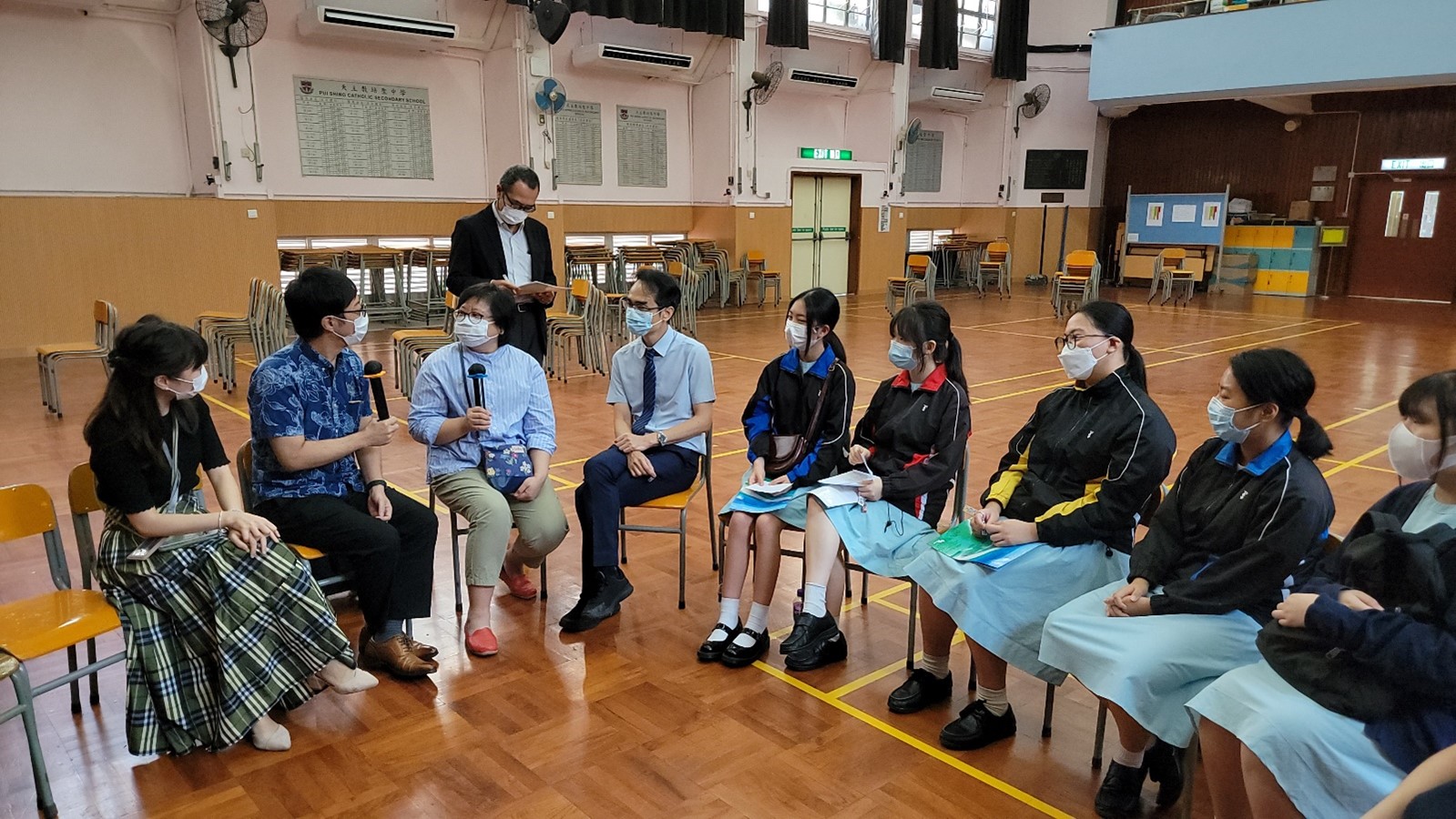 部分修讀日文科的同學以日語與沖繩縣香港事務所所長新垣寿先生進行小組交流3