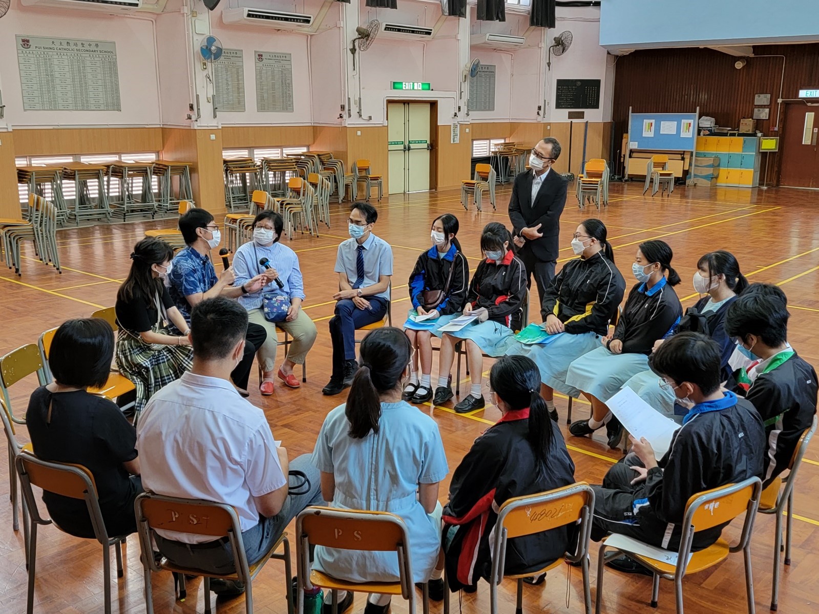 部分修讀日文科的同學以日語與沖繩縣香港事務所所長新垣寿先生進行小組交流4
