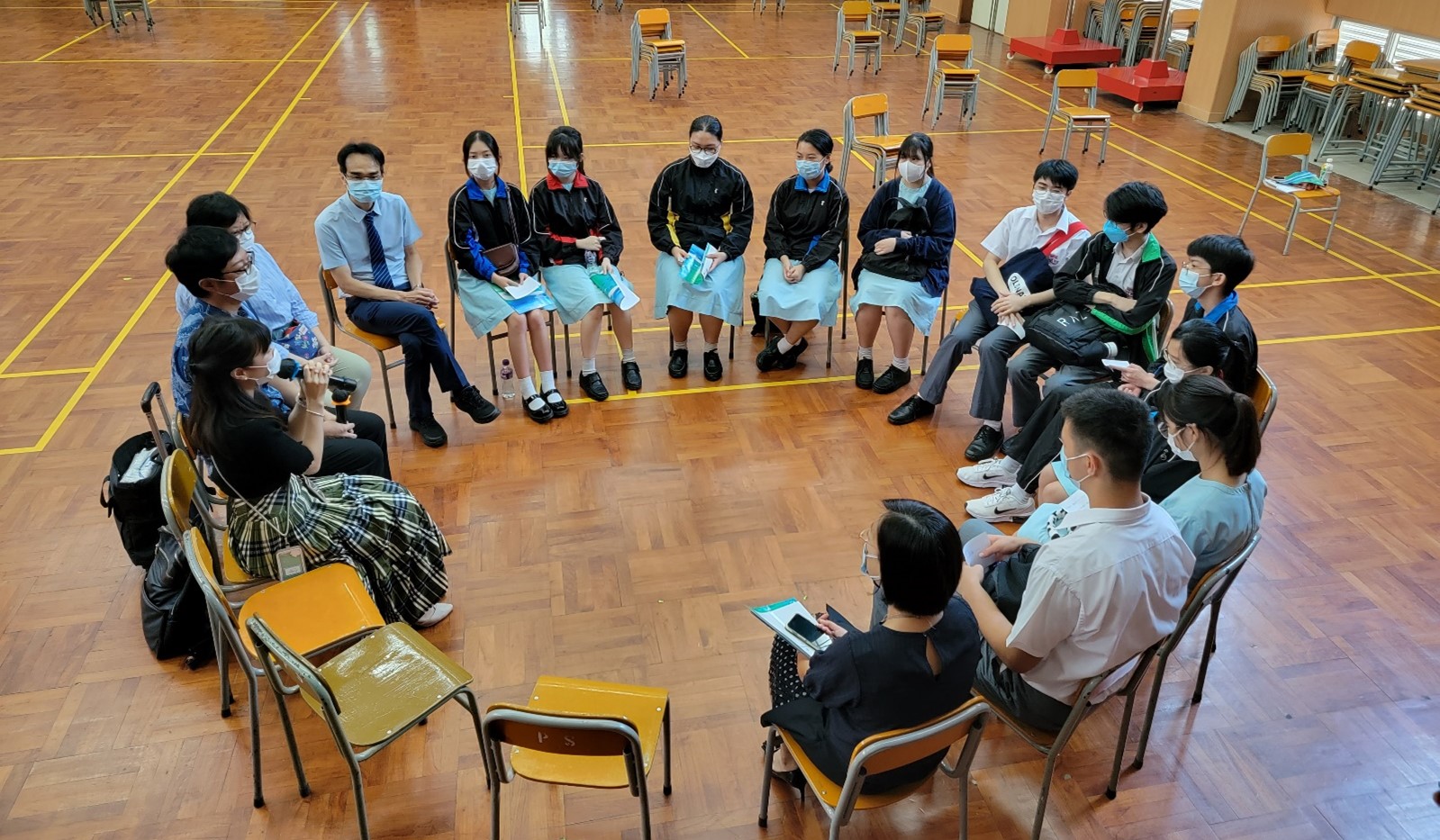 部分修讀日文科的同學以日語與沖繩縣香港事務所所長新垣寿先生進行小組交流5