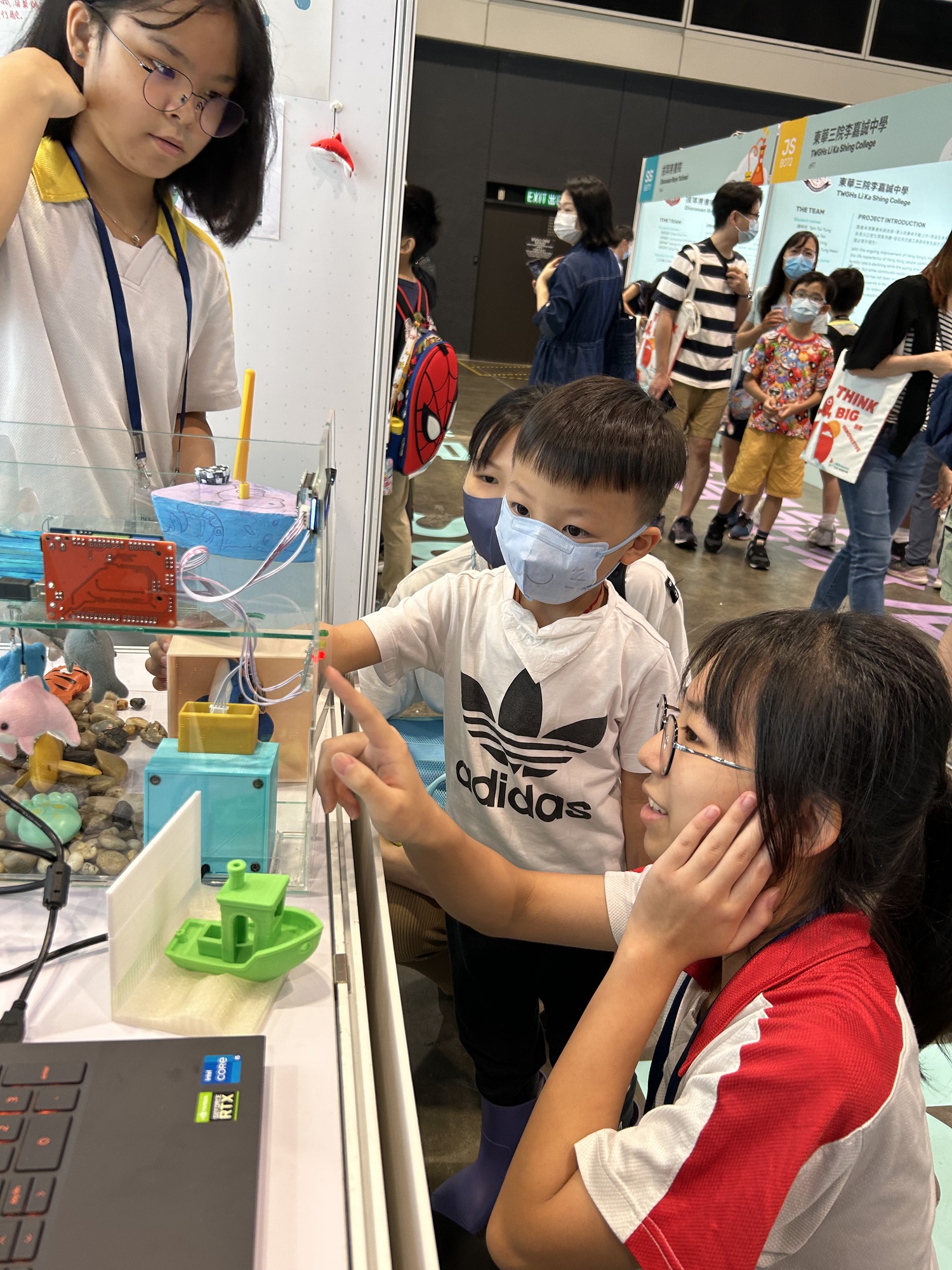 3A呂晶晶運用有趣的身體語言和技巧向小朋友講解作品如何運作
