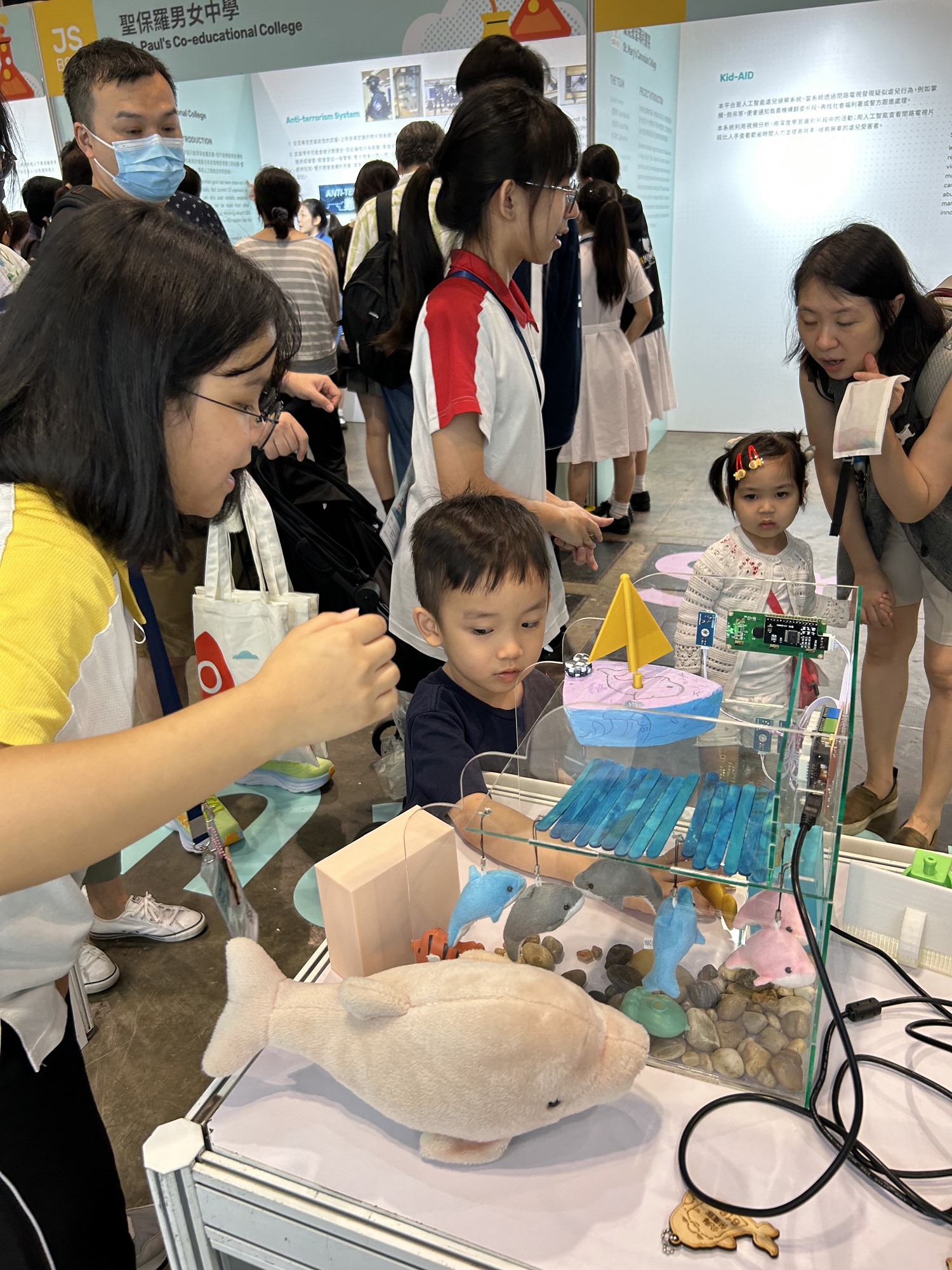 同學的作品吸引了不少小朋友的注意力他們都專心聆聽3A劉子晴同學的解說