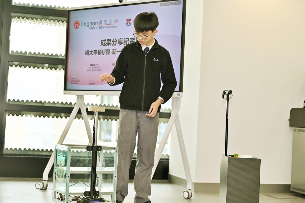 6B冼正示範第3代免提追蹤買餸車研發運用 AI 追蹤用戶手掌功能