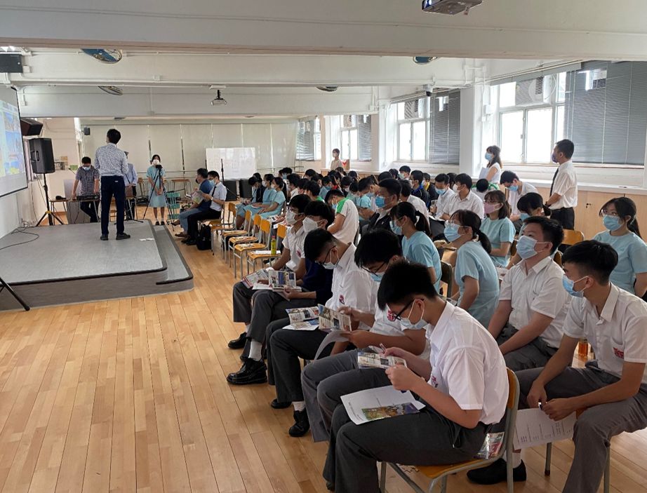 2同學們正專心聆聽長友先生介紹宮崎縣和閱讀宮崎縣旅遊小冊子