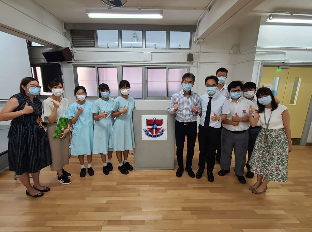 8小組交流後本校郭富華校長日語老師陳老師其他語言課程統籌袁老師及同學們與長友先生合照留念
