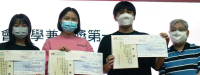 應屆畢業生榮獲校友會頒發品學兼優獎