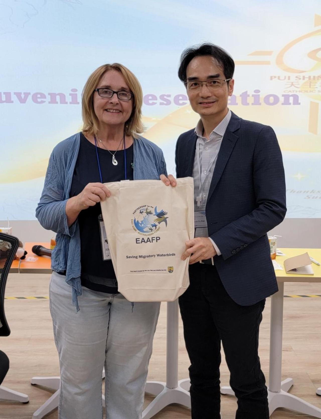 郭富華校長接受東亞-澳大利西亞遷飛區夥伴關係(EAAFP)秘書處代表代表紀念品