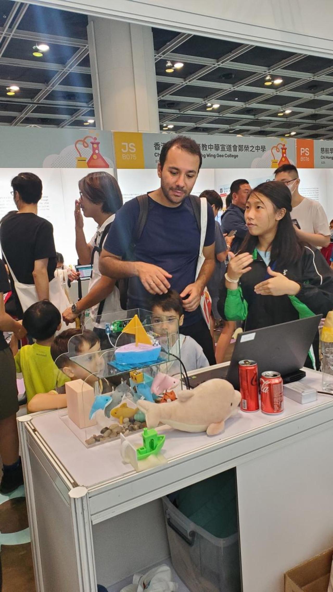 3A廖珮婷同學正向入場人士以英文解說作品理念。