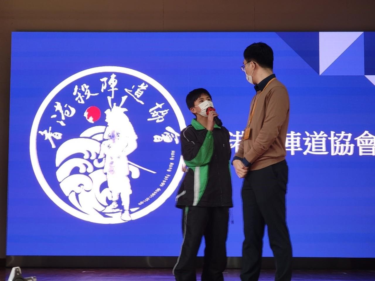 本校日文科王老師和學生代表何同學向香港殺陣道協會致歡迎辭