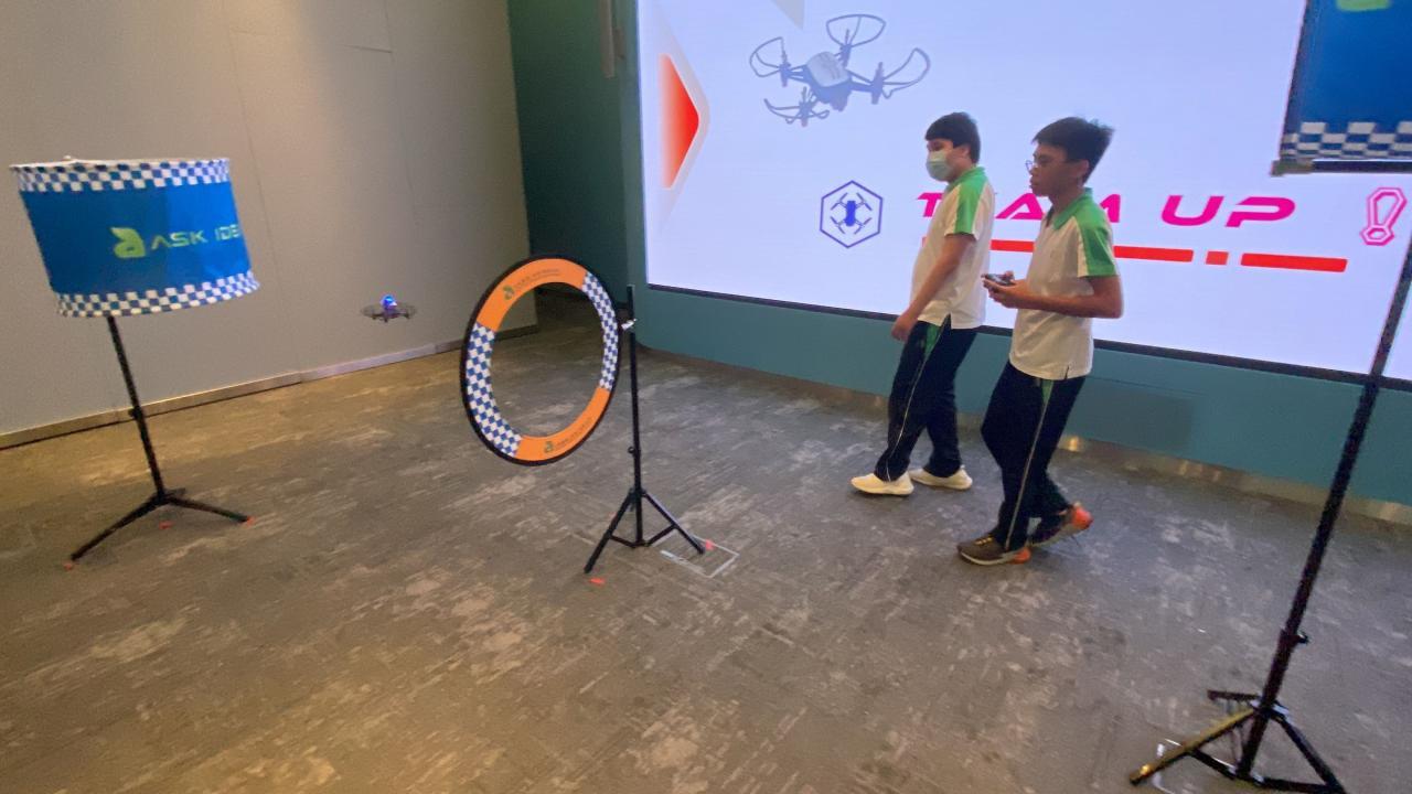 3B楊俊彬操控無人機穿越障礙物_3C覃文煜從旁給予指示