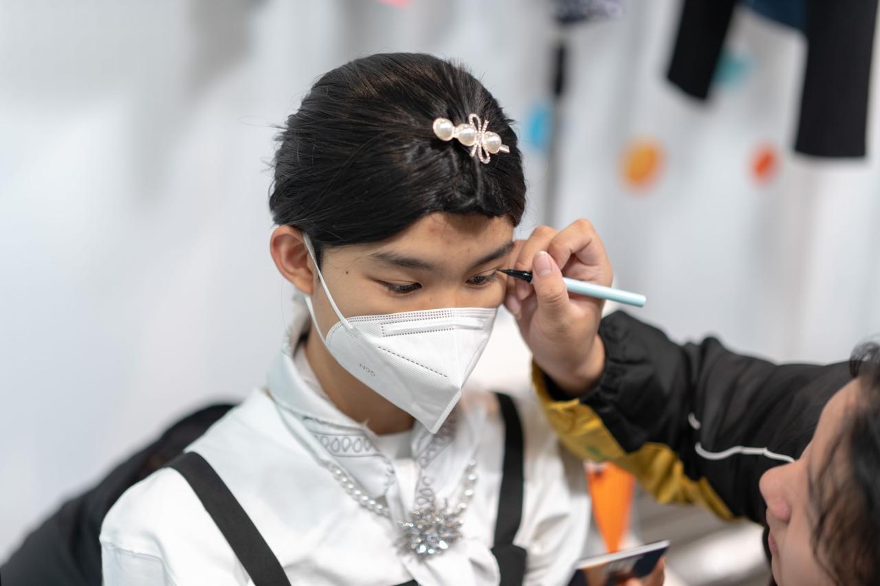 同學整妝正準備介紹作品