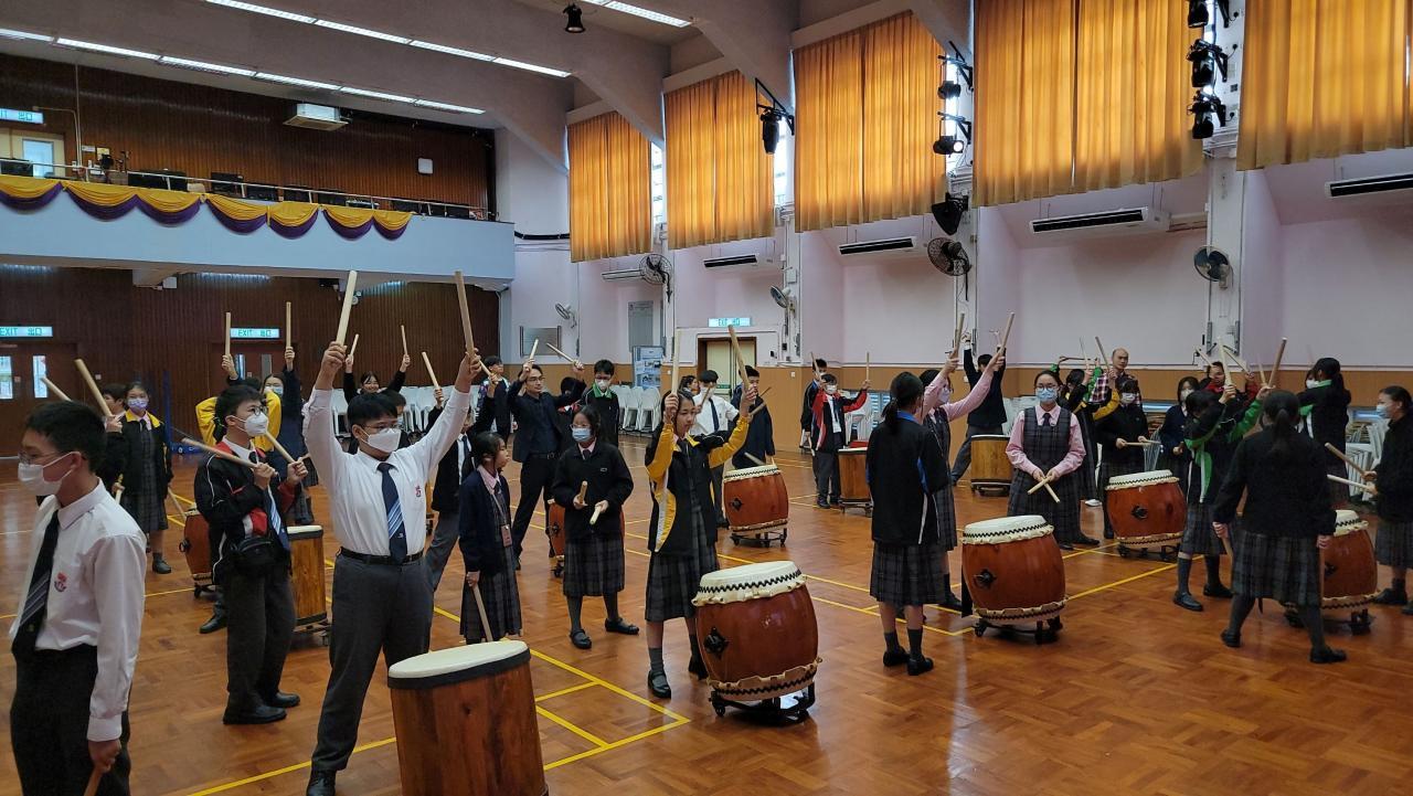 校長和同學們一起體驗太鼓