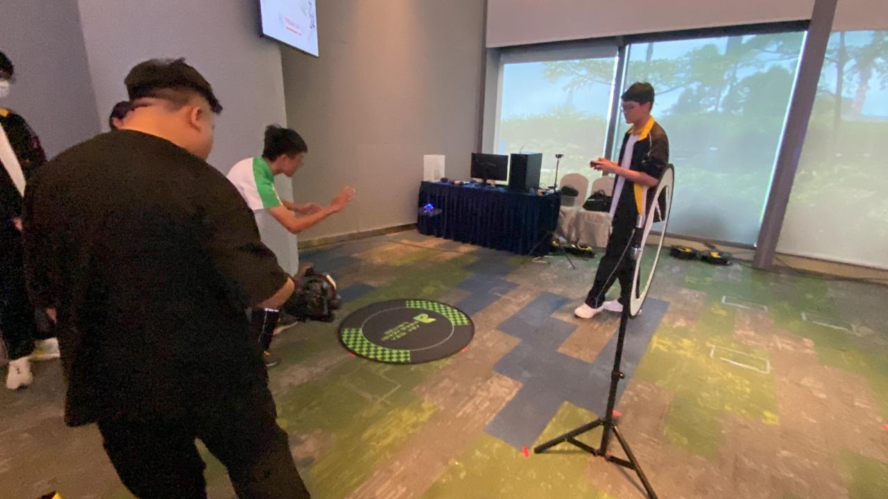 4A郭曉翹操控無人機降落停機位置_3B楊俊彬從旁給予指示