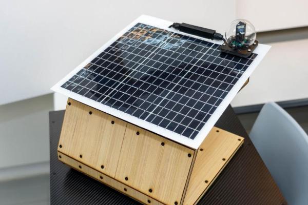 利用追日功能，令涼亭自動旋轉，只會背向太陽，使用者便不會被曬到。