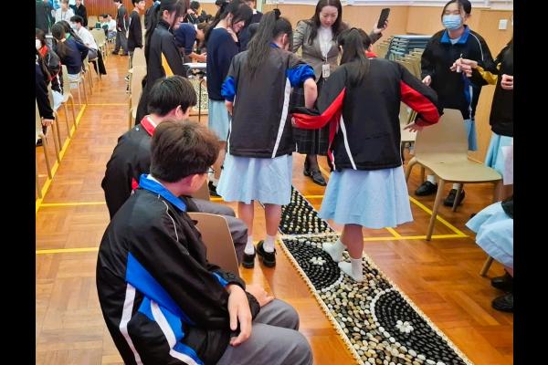 學生參與「行石春路」感受足底治療與養生