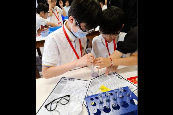 科學實驗課非常有趣