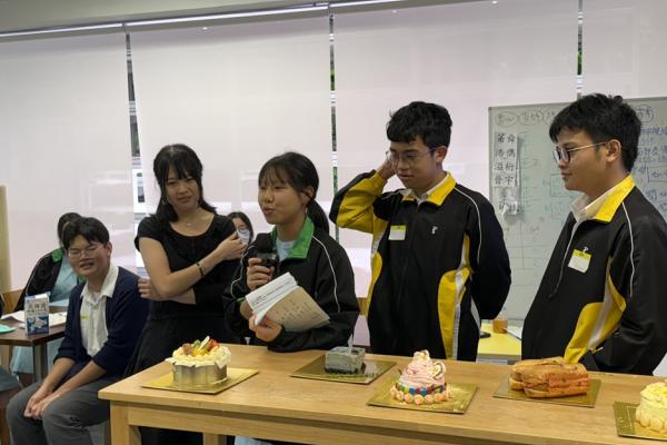 以食材打開五感—跨媒界藝術創作」課程：學生向同學匯報其創作