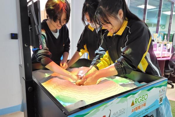 地理科學生善用AR智能沙箱學習地形及地貌，促進學與教效能