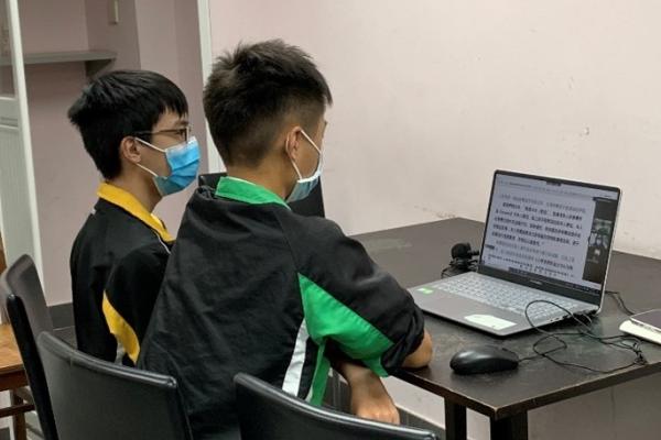 5B冼正和朱兆邦接受網上評審時，表現認真